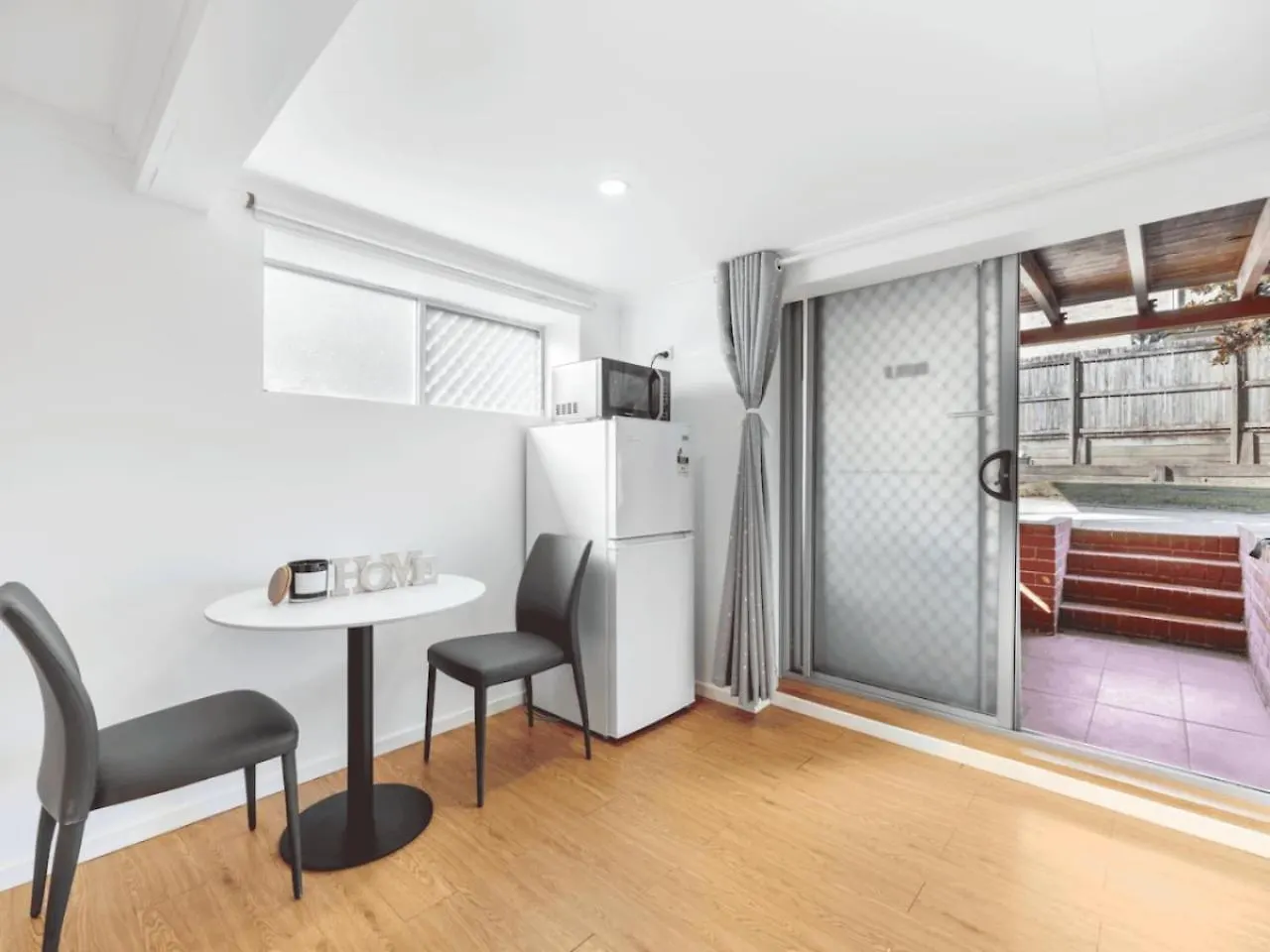 1 Bedroom Unit Near Highway Transports N Shops Brisbane Australia